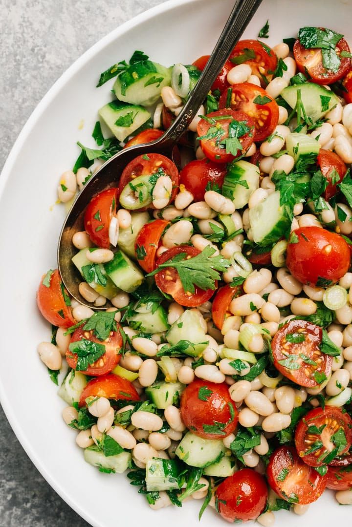White bean salad with parsley and tomato